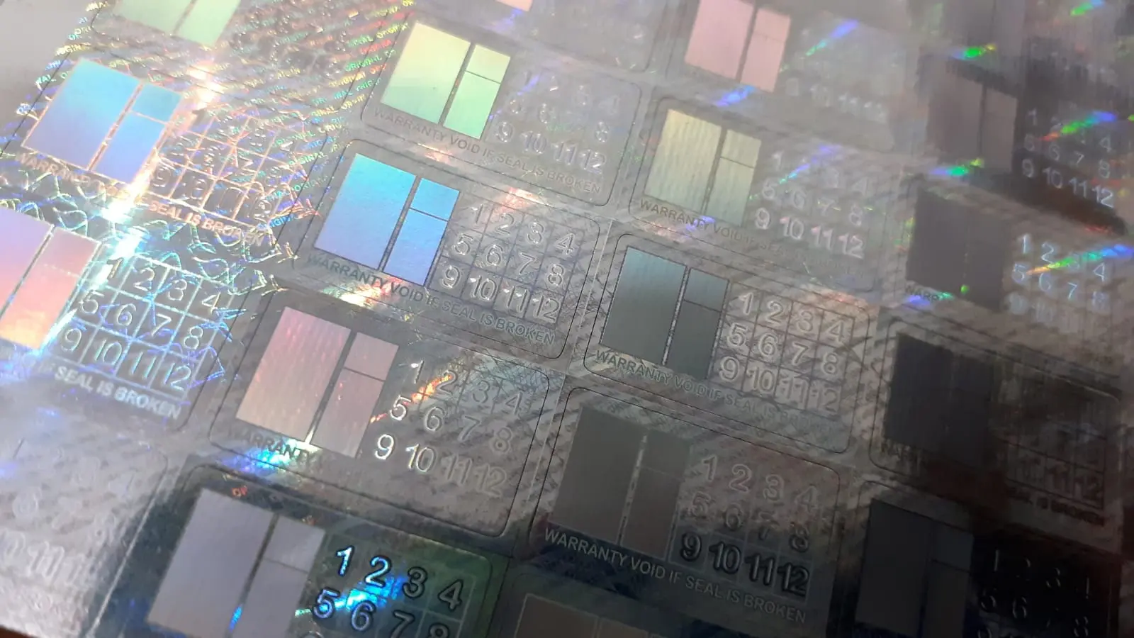 Gambar 2 stiker hologram Segel-Angka (Sedang)